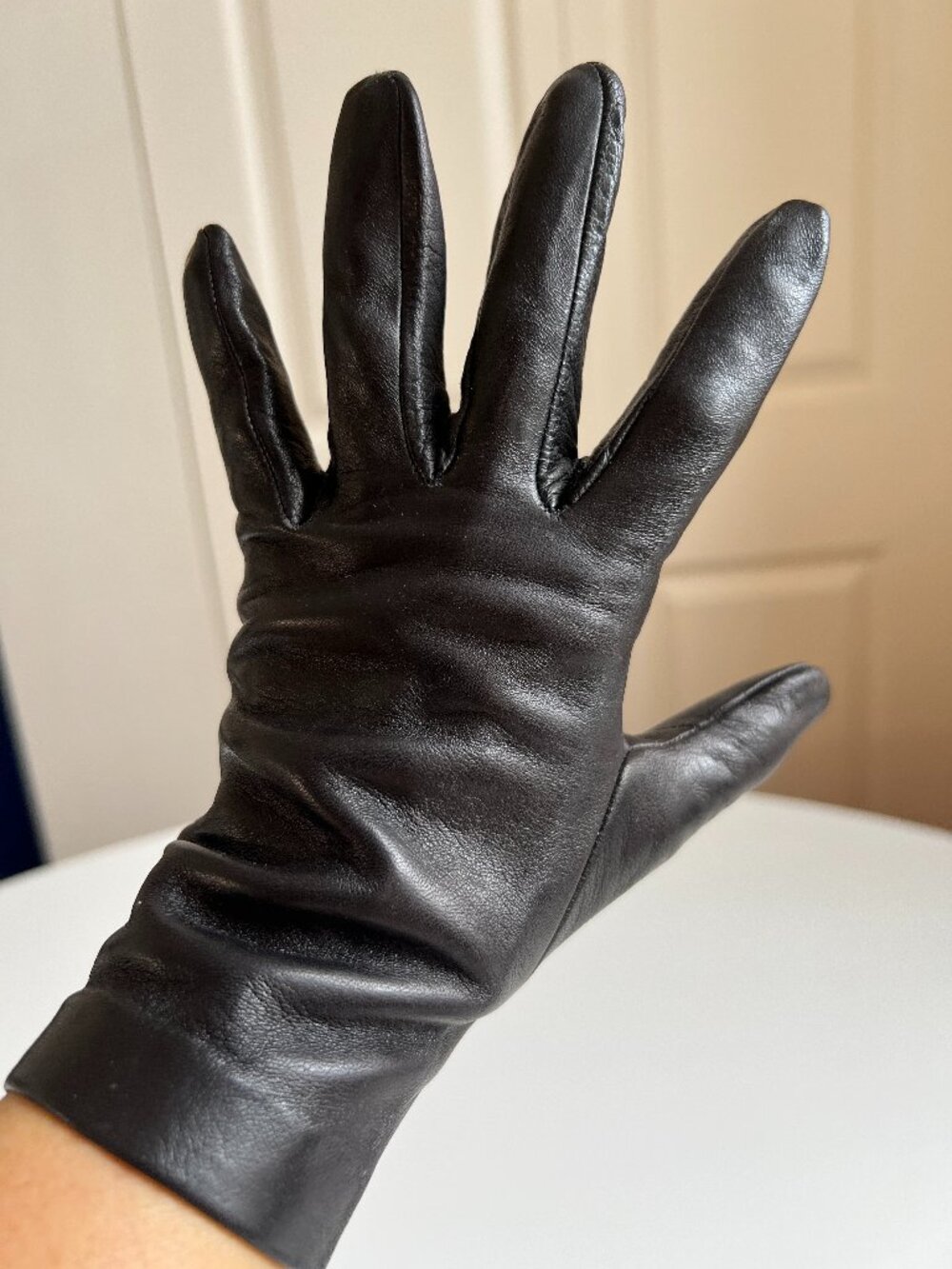 Black Leather Women's Gloves, new w/o tags, small